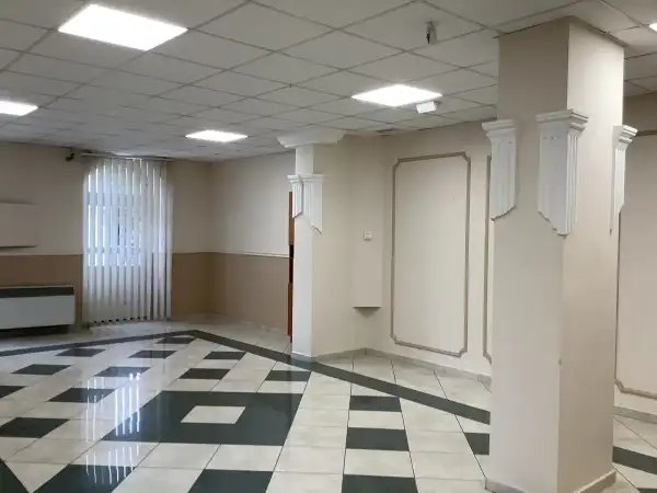 Eladó üzlethelyiség utcai bejáratos, Békéscsaba 310 m² 98.9 M Ft