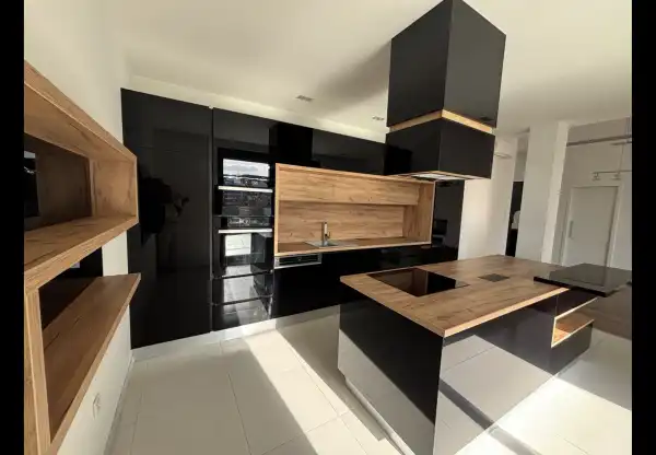 Kiadó újszerű téglalakás, Békéscsaba 3+1 szoba 147 m² 400 E Ft/hó