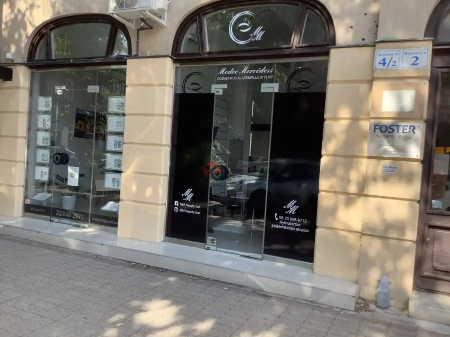 kiadó üzlethelyiség utcai bejáratos, Békéscsaba